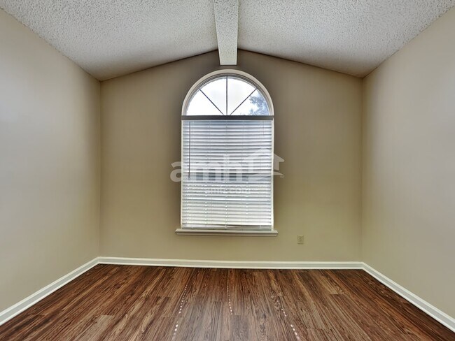 Foto del edificio - 2175 Hovington Cir E