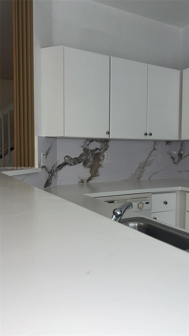 Foto del edificio - 10740 NW 83rd St