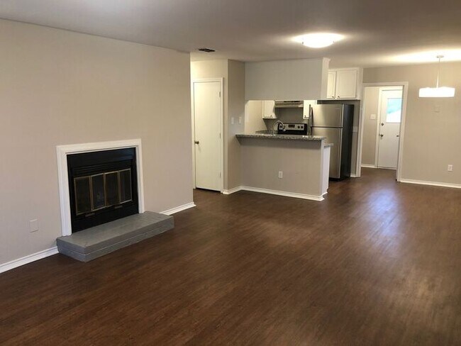 Building Photo - 4044 Oak Hill Dr