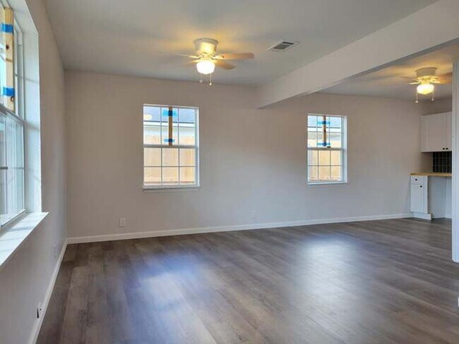 Building Photo - Newly renovated 2 bedroom, 1 bathroom cozy...