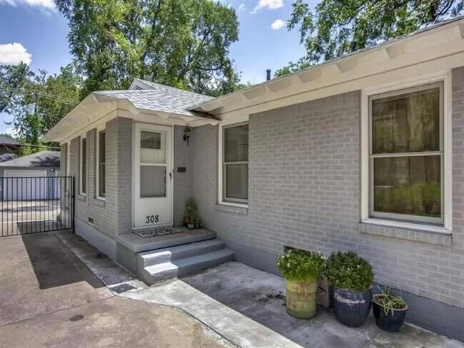 Building Photo - 306 N Rosemont Ave