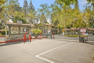 Building Photo - 960 E Bonita Ave
