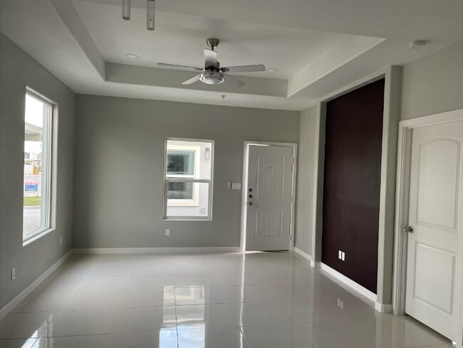 Building Photo - 2507 N Vineyard Ave