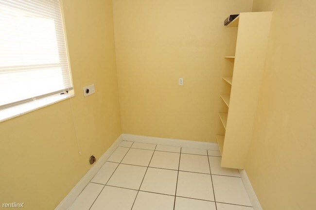 Building Photo - 360 NW 40th Ter