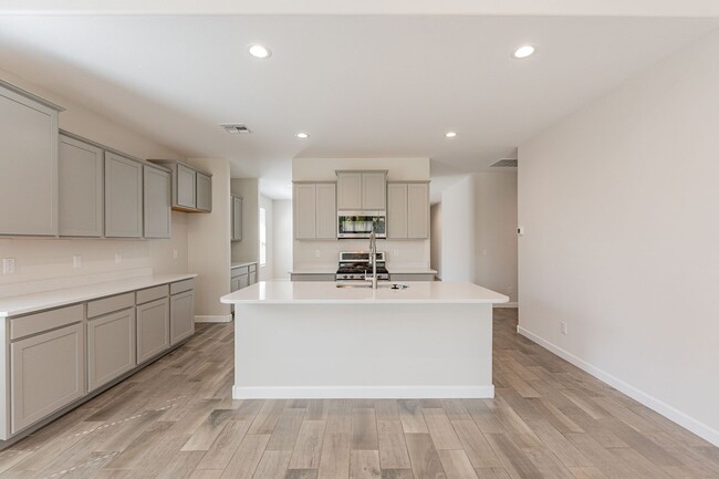 Building Photo - Beautiful and Spacious Single-Level Family...