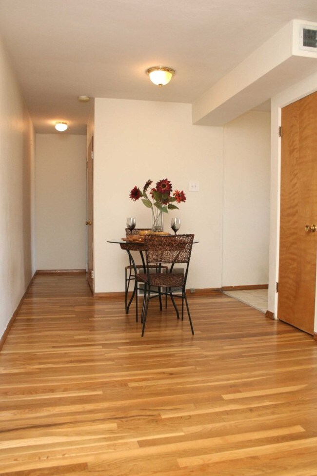 Foto del edificio - 3316 Russell Blvd