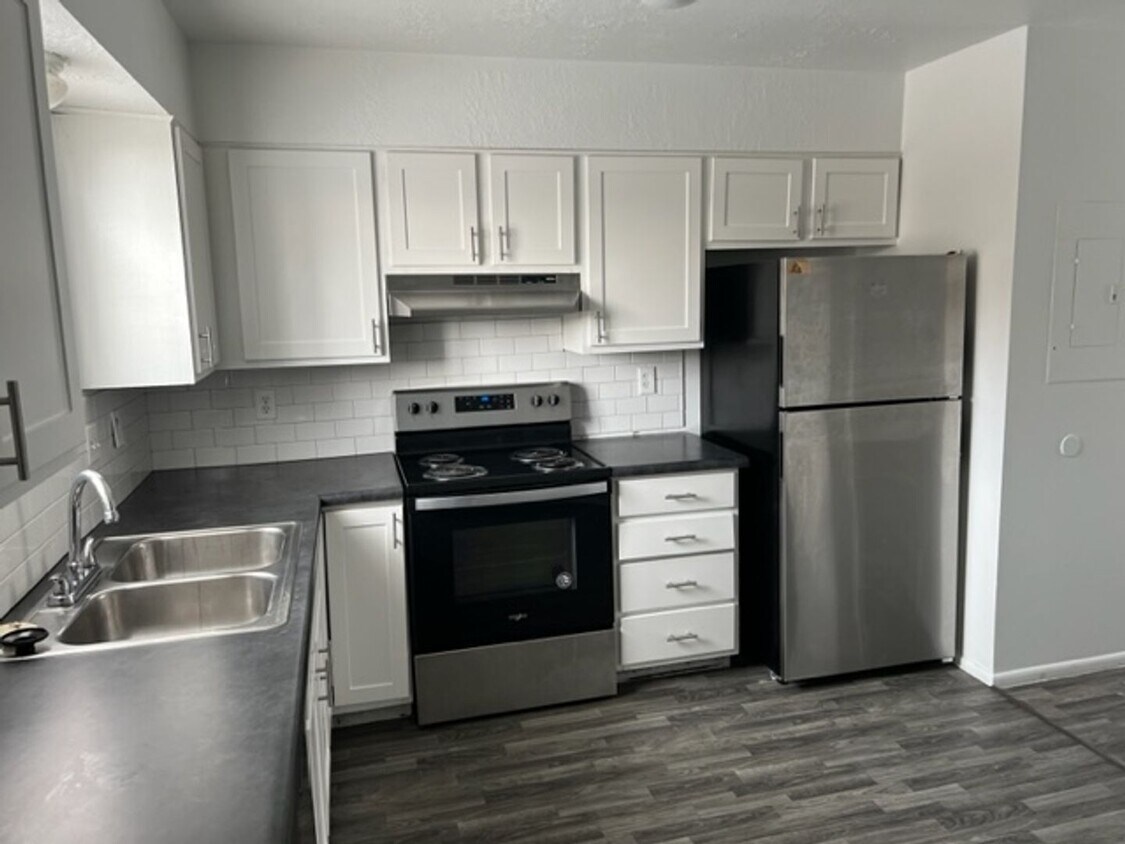 Primary Photo - Beautifully updated townhouse, air conditi...