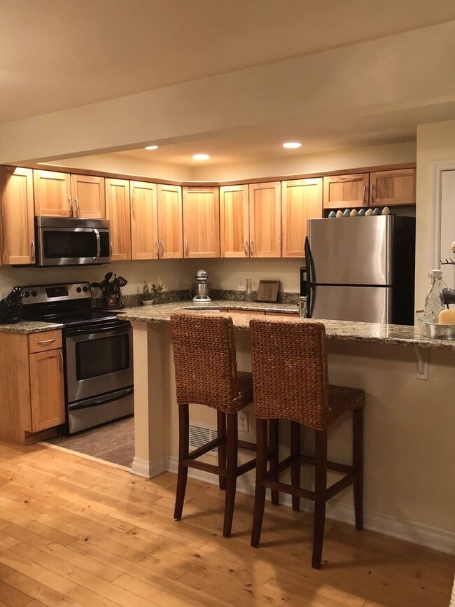 Foto del edificio - Live Large in This Spacious 2BR Townhome –...