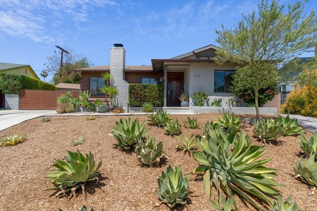 Building Photo - 1313 Solita Rd