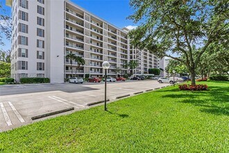 Building Photo - 3250 N Palm Aire Dr
