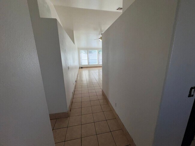 Foto del edificio - Single Story 3 bedroom with Fresh Paint & New Flooring + Blinds Inside! Owner pays HOA dues. All ...