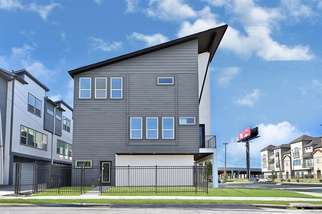 Building Photo - 3313 Baer St