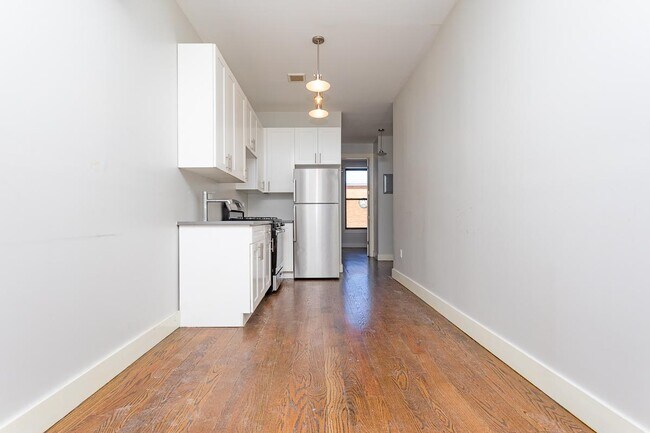 Foto del edificio - 63 Malcolm X Blvd