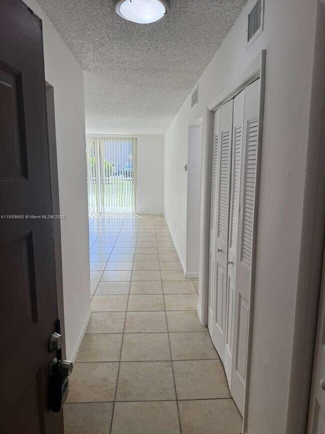 Foto del edificio - 6930 Miami Gardens Dr