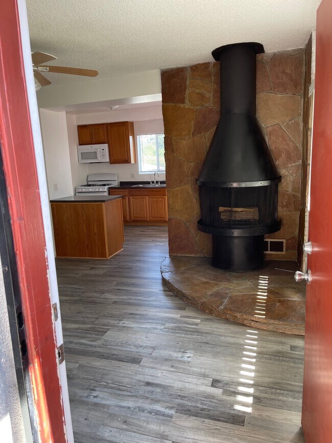 Building Photo - 636 Robinson St