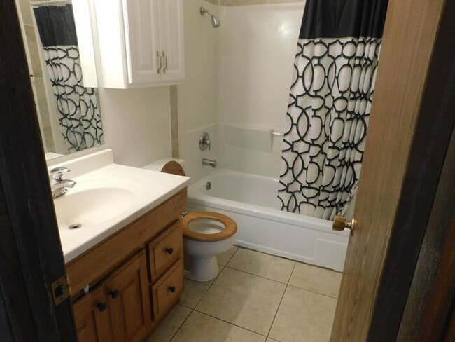 Building Photo - Cozy 2 Bedroom with Private Balcony