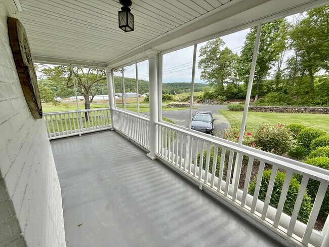 Foto del edificio - 124 Purchase Brook Rd