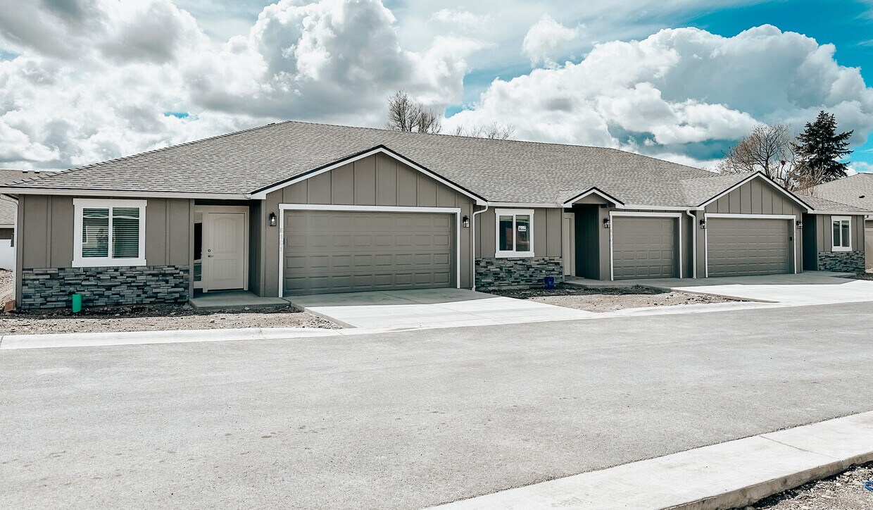 Foto principal - 13610 E Broadway Ave