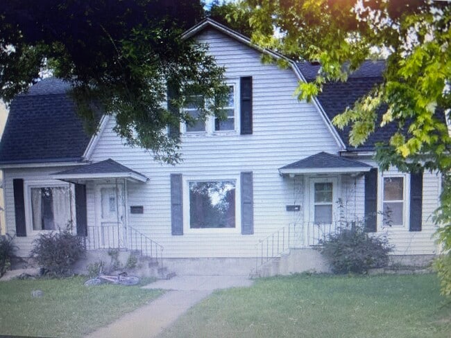 Front of Duplex - 513 3rd Ave SE
