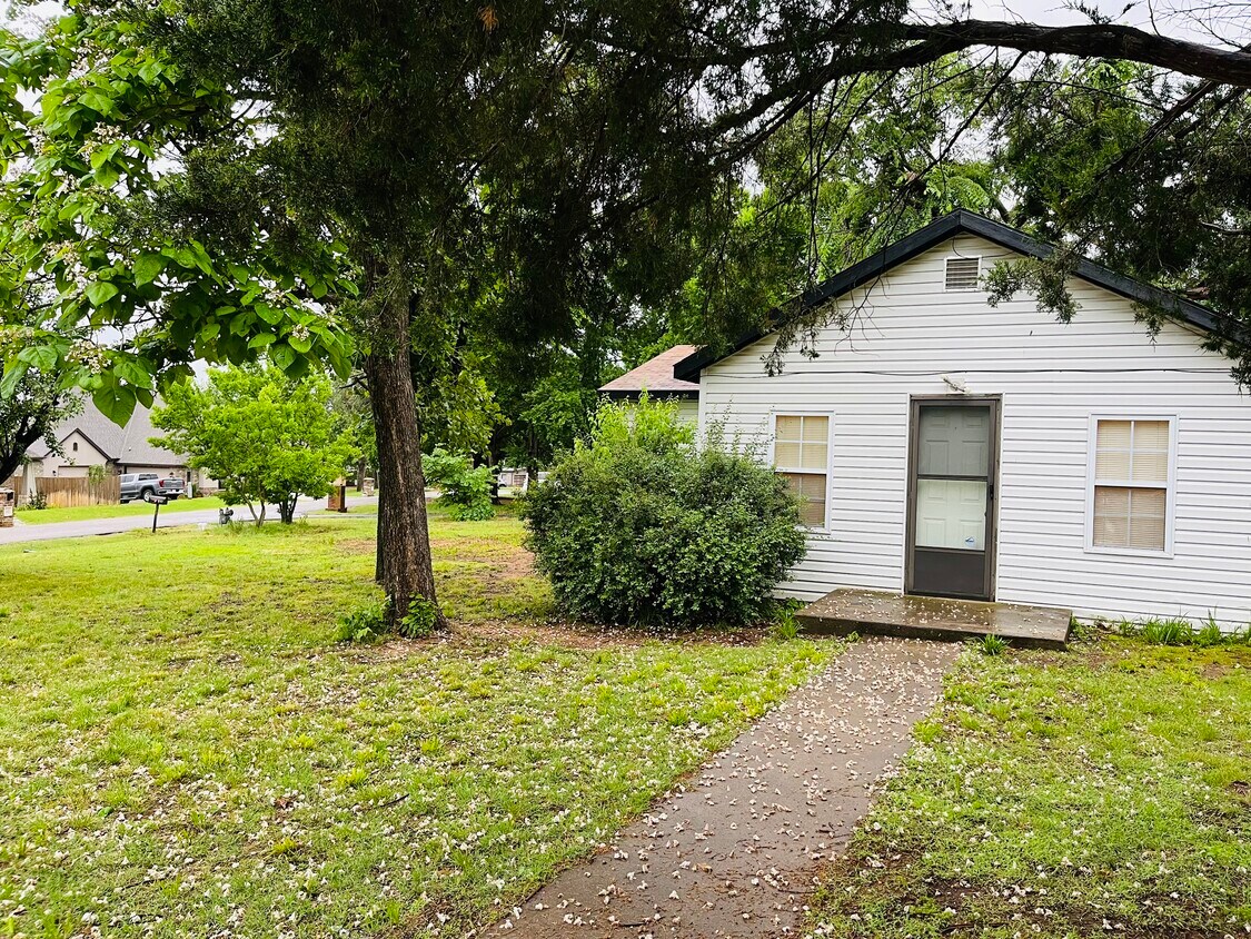 Front of home - 547 N Cedar Dr