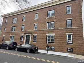 Building Photo - 622 Warren St
