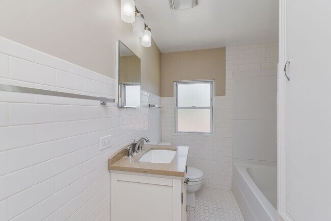 Foto del edificio - Charming 3-Bedroom with 2 Full Baths in the Heart of Lemont