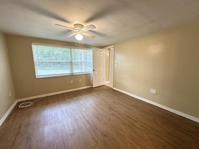 Building Photo - Updated 3 bedroom 2 bath with 1 car garage