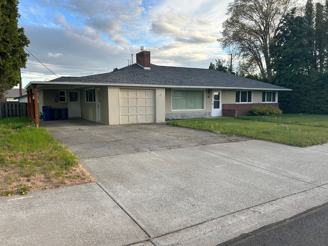 Foto principal - 3 Bed/2Bath + bonus room