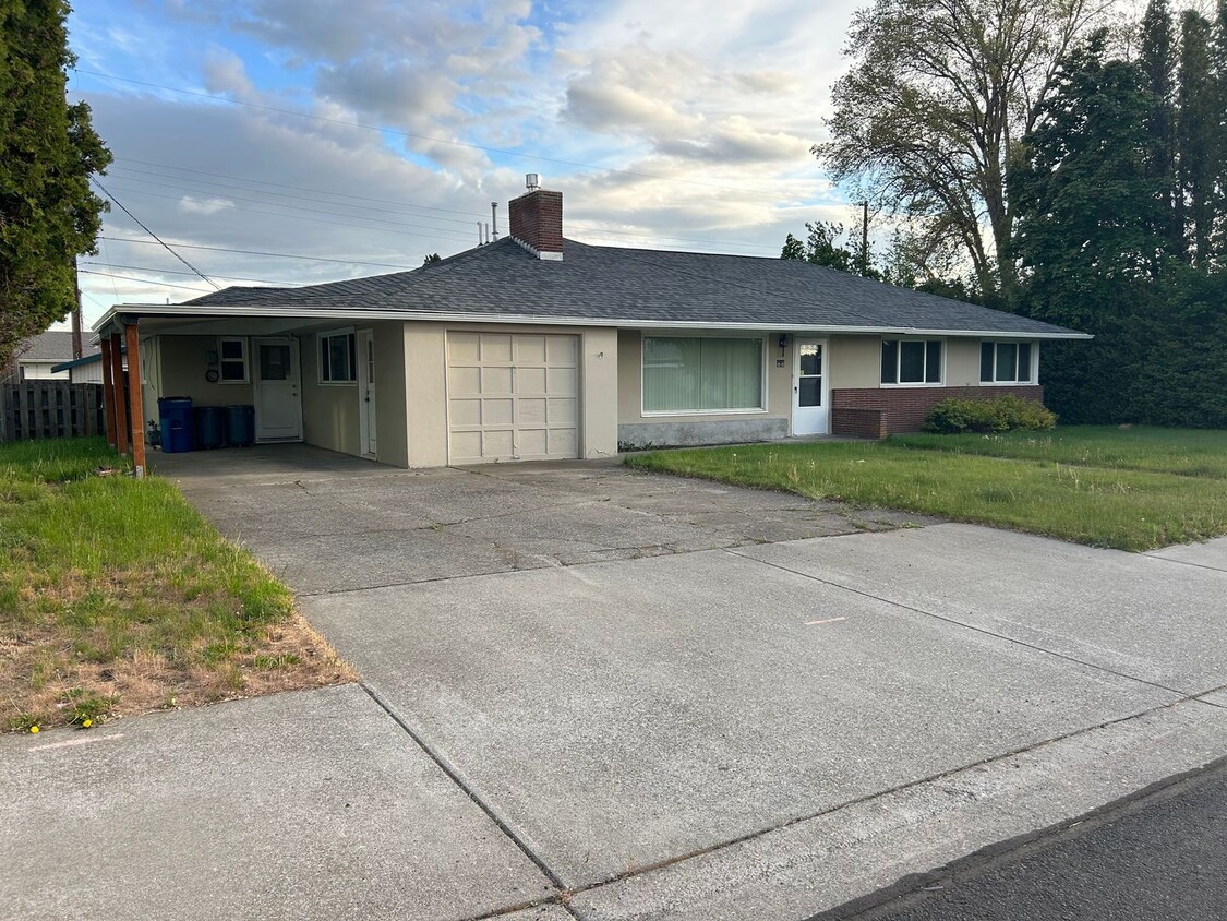 Primary Photo - 3 Bed/2Bath + bonus room