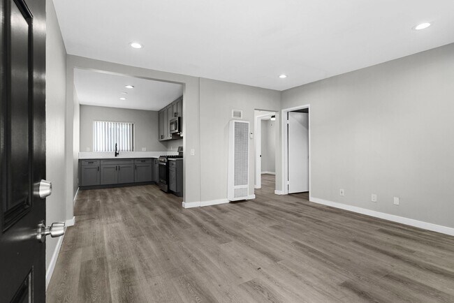 Foto del edificio - 113-201 South Lillie Avenue