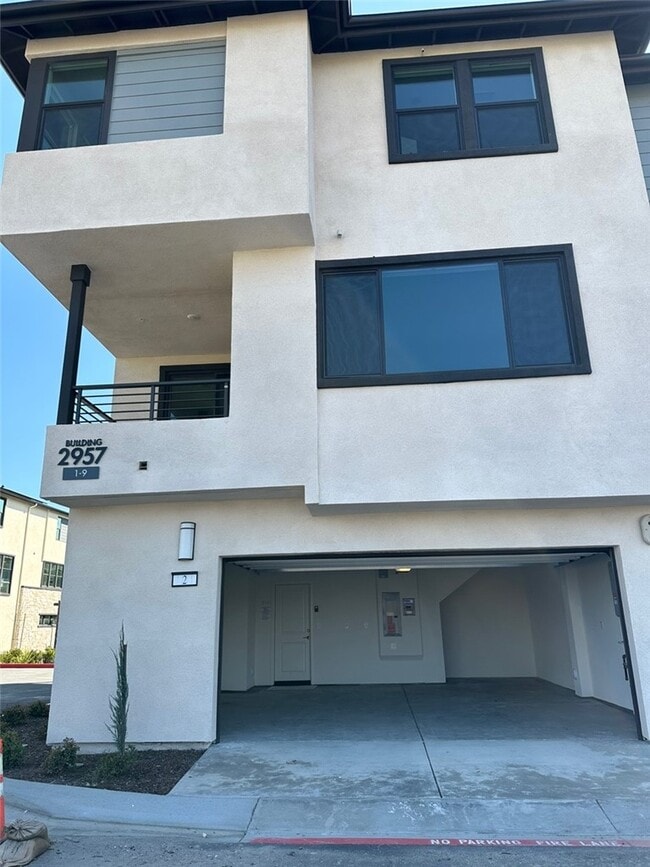 Building Photo - 2957 W Lincoln Ave