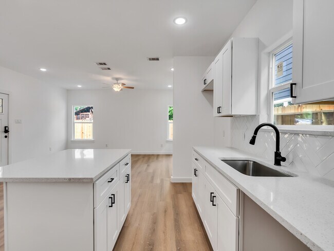 Foto del edificio - 8102 Crestview Dr