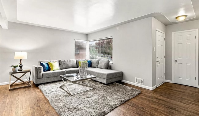 Building Photo - Huge room in a large shared home, private ...