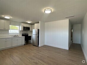 Building Photo - 5841 SW 36th Ct