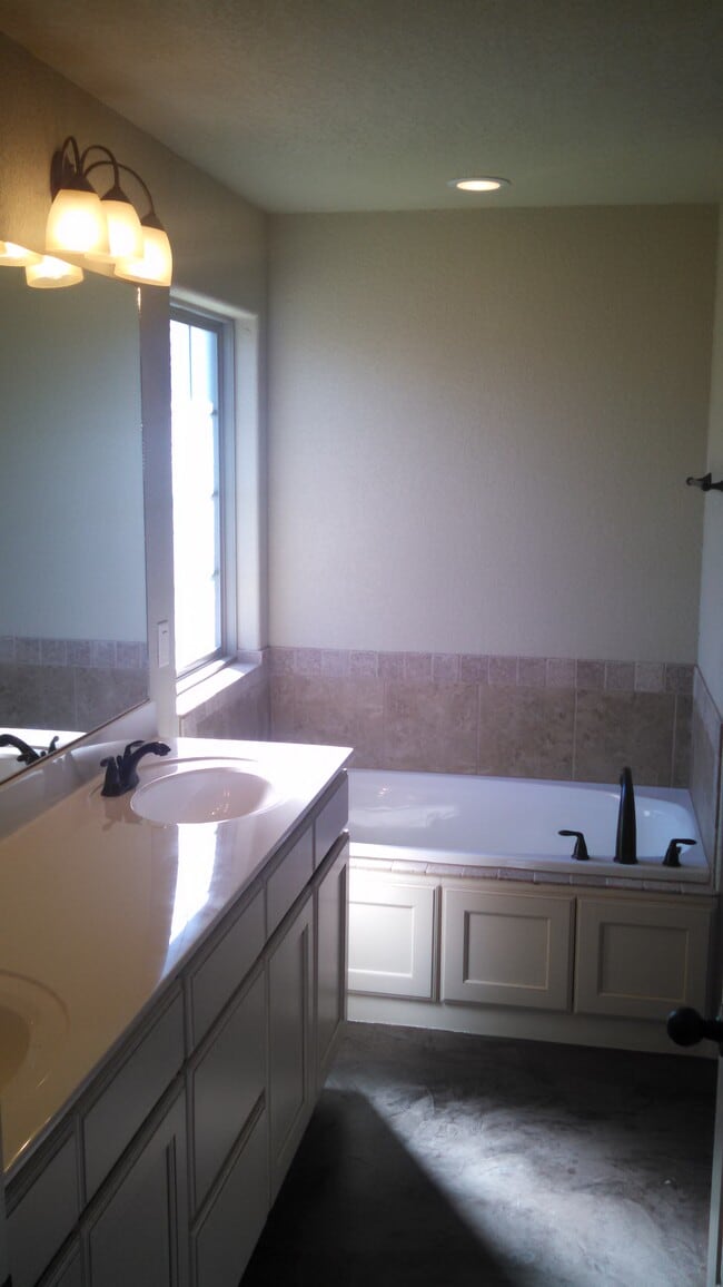 Building Photo - 451 Ravenna Dr