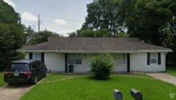 Building Photo - 302 Pecan Dr