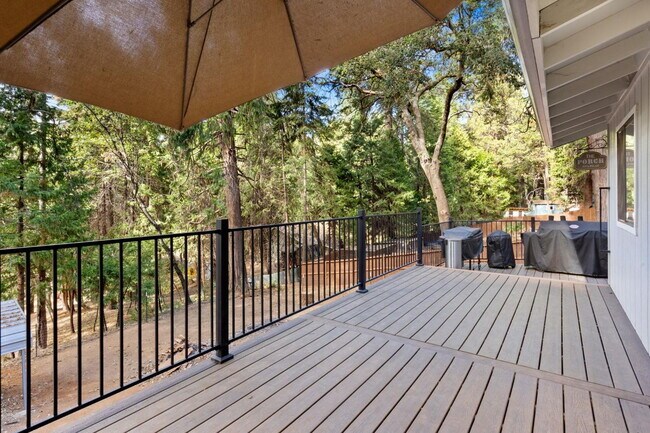 Foto del edificio - Rare 4-bedroom home in Camino for rent!