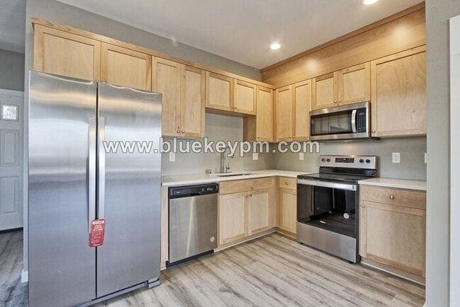 Building Photo - $395 Off First Month! End Unit Townhome wi...