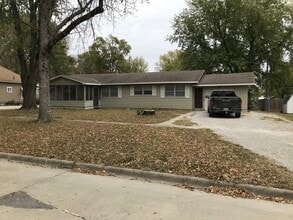 Building Photo - 611 N Sycamore St