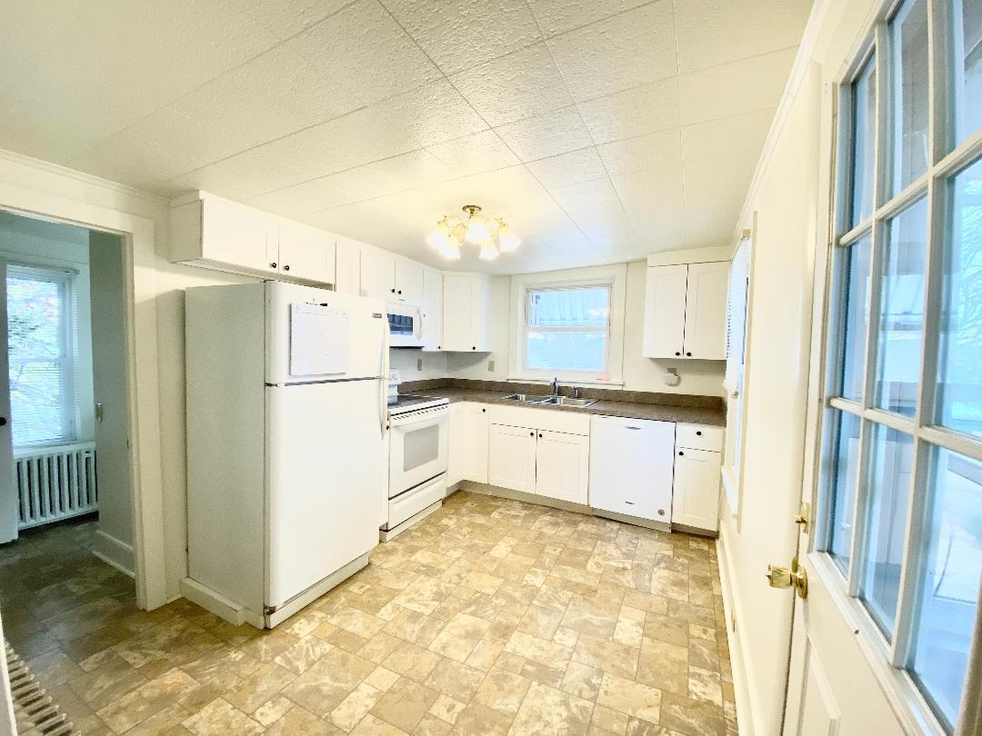 Kitchen with dishwasher, refrigerator, stove, microwave - 1003 Vine St