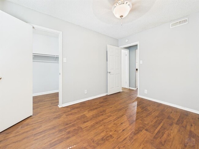Building Photo - 2401 Manor Rd