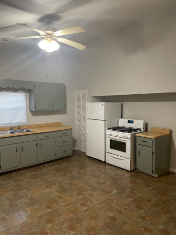 Foto principal - 165 Midway Dr