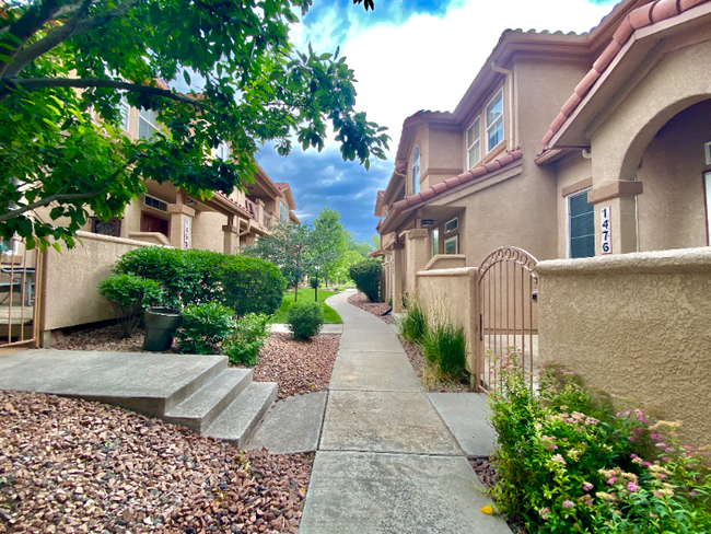 Foto del edificio - 1476 Courtyard Heights