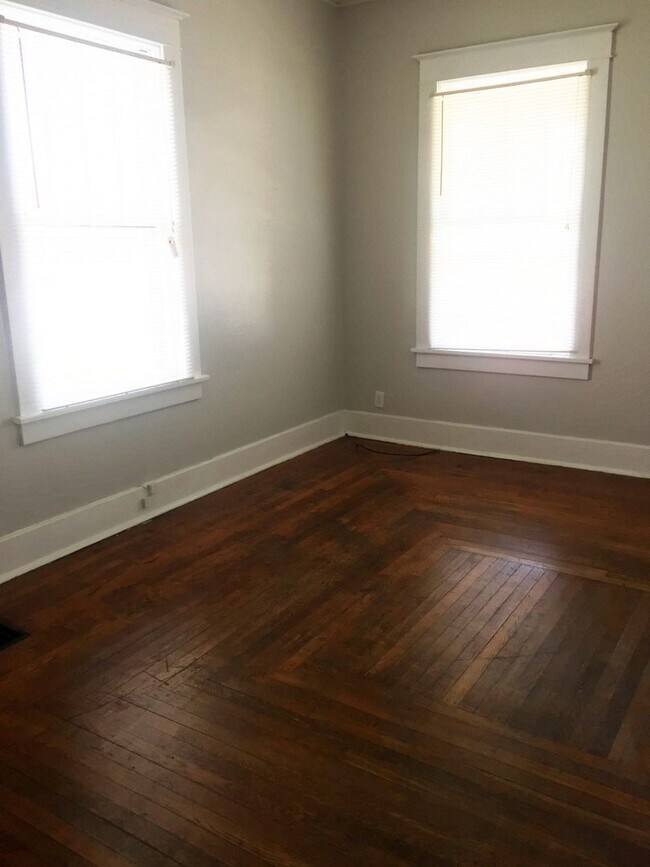 Photo - 1213-1215 Elizabeth Street Apartment