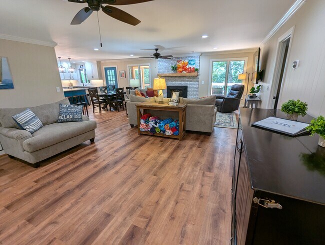 Entrada - 221 Stelling Dr