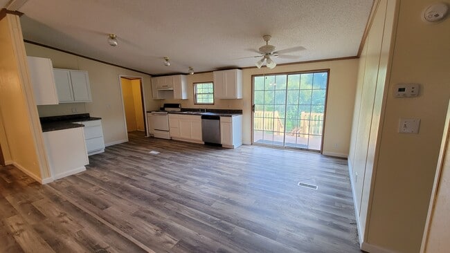 Building Photo - 1739 Stinking Creek Rd