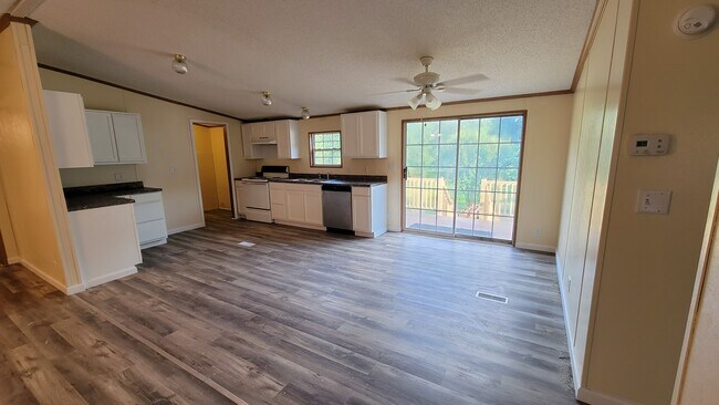 Foto del edificio - 1739 Stinking Creek Rd