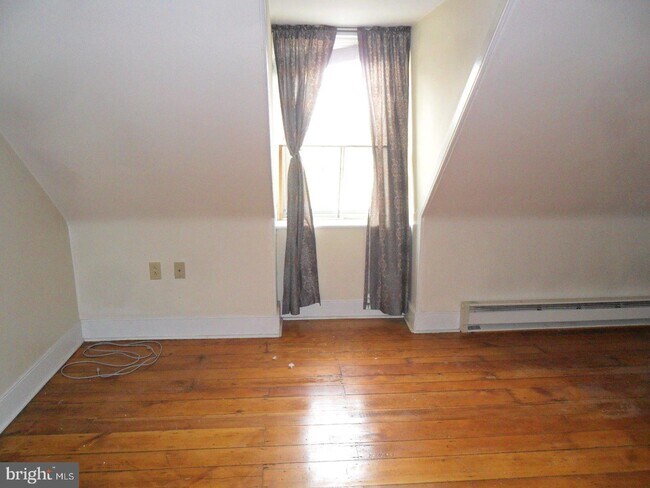 Building Photo - 208 Delaware St