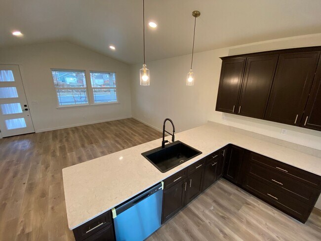 Foto del edificio - Newer Home for Lease! 3br 3ba