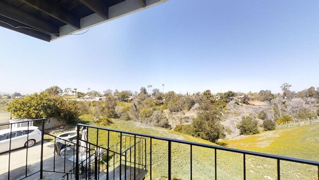 Foto del edificio - You must see this most amazing Clairemont “penthouse” ever!